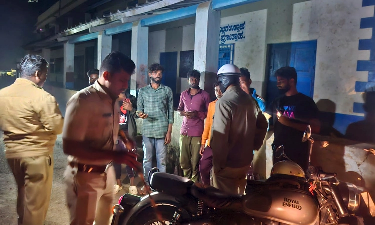 ತಡರಾತ್ರಿ ಸಾರ್ವಜನಿಕ ಸ್ಥಳಗಳಲ್ಲಿ ಹರಟೆ ಹೊಡೆಯುತ್ತಿದ್ದ ಯುವಕರ ಚಳಿ ಬಿಡಿಸಿದ ಪೊಲೀಸರು