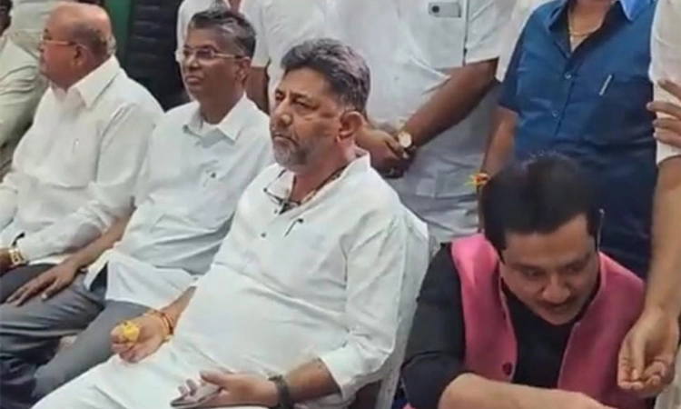 Congress; ಡಿಕೆಶಿ-ಸತೀಶ್ ಮುಖಾಮುಖಿ: ಜಾರಕಿಹೊಳಿ ತರಿಸಿದ್ದ ಮಿರ್ಚಿ ಬಜ್ಜಿ ಸವಿದ‌ ಡಿಸಿಎಂ 