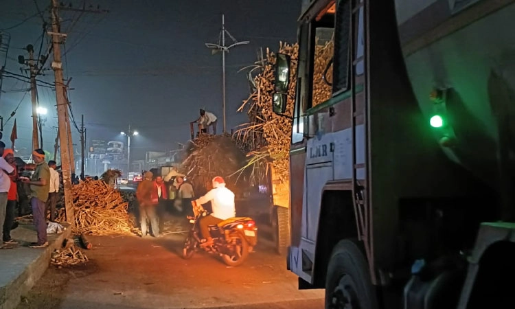 Mudhol: ಮಧ್ಯರಾತ್ರಿ‌ ನಡುರಸ್ತೆಯಲ್ಲಿ ಕಬ್ಬು ತುಂಬಿದ ಟ್ರೇಲರ್ ಪಲ್ಟಿ