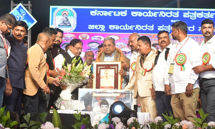 Tumakuru: ಎಲ್ಲ ಪತ್ರಕರ್ತರಿಗೆ ಆರೋಗ್ಯ ವಿಮೆ, ಗ್ರಾಮೀಣ ಪತ್ರಕರ್ತರಿಗೆ ಬಸ್‌ಪಾಸ್‌: ಸಿಎಂ
