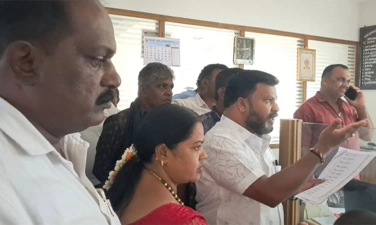 Hunsur:1463 ಪೈಕಿ 1055 ಮಂದಿ ಮತದಾರರ ಕೈ ಬಿಟ್ಟಿರುವ ಬಗ್ಗೆ ಷೇರುದಾರರ ಆಕ್ಷೇಪ; ಪ್ರತಿಭಟನೆ