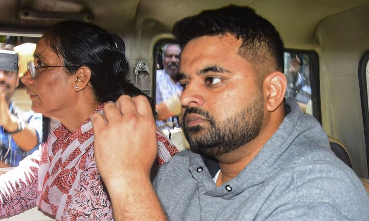 Enquiry: ತನ್ನದೇ ವೀಡಿಯೋ ಕೋರ್ಟ್‌ನಲ್ಲಿ ವೀಕ್ಷಿಸಲು ಮಾಜಿ ಸಂಸದ ಪ್ರಜ್ವಲ್‌ಗೆ ಅನುಮತಿ