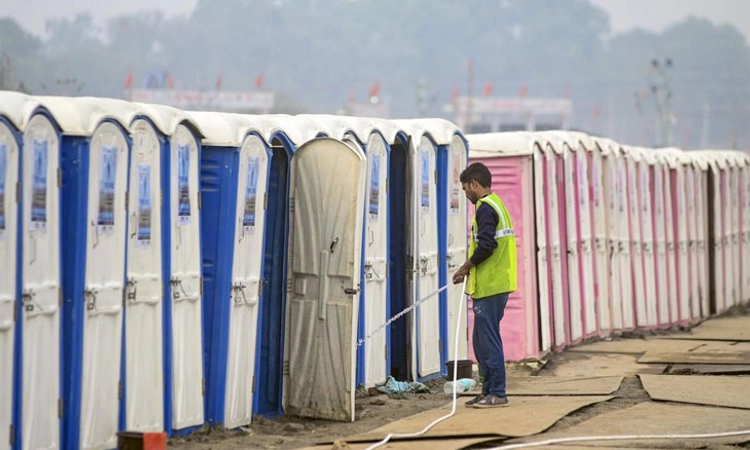 Mahakumbh: ನೈರ್ಮಲ್ಯ ಕಾರ್ಮಿಕರಿಗೆ ಸಂವಿಧಾನ ಪ್ರತಿ ಹಂಚಿದ ಬಿಜೆಪಿ