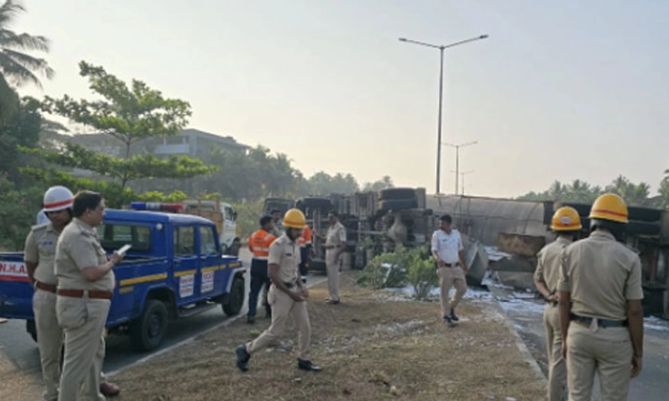 Udupi: ಅನಿಲ ಟ್ಯಾಂಕರ್‌ ಪಲ್ಟಿ: ತಪ್ಪಿದ ಅಪಾಯ