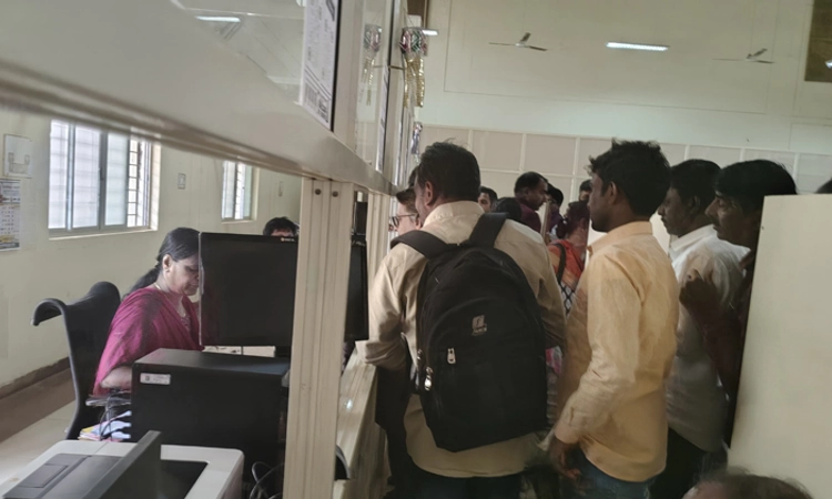 Dharwad: ಉಪನೋಂದಣಿ ಕಚೇರಿ ವಿದ್ಯುತ್ ಕಟ್ : ಸಾರ್ವಜನಿಕರ ಪರದಾಟ