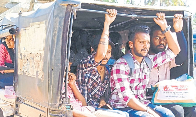 Chikkaballapur: ಜೀವಭಯದಲ್ಲೇ ಕೂಲಿ ಕಾರ್ಮಿಕರ ಸಂಚಾರ!