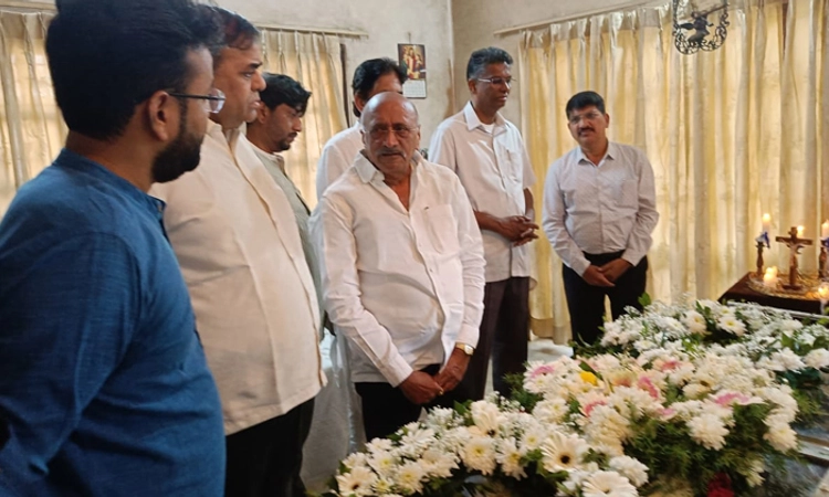 Belagavi: ಮಾಜಿ ಜಿಲ್ಲಾಧಿಕಾರಿ ಬಿ.ಎ.ಕ್ಹುಟಿನೋ ಅಂತಿಮ ದರ್ಶನ ಪಡೆದ ಸಚಿವ ಸತೀಶ ಜಾರಕಿಹೊಳಿ