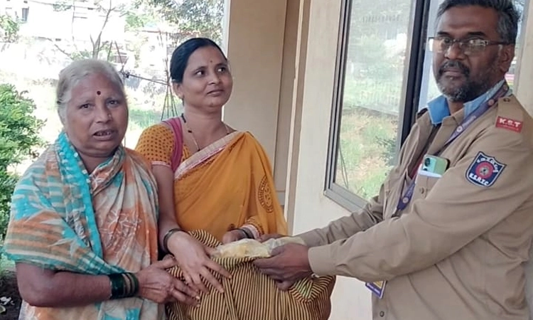 ಬಸ್ಸಿನಲ್ಲಿ ಬಿಟ್ಟು ಹೋದ ಹಣದ ಚೀಲವನ್ನು ಮಹಿಳೆಗೆ ತಲುಪಿಸಿ ಪ್ರಾಮಾಣಿಕತೆ ಮೆರೆದ ಸಿಬ್ಬಂದಿ