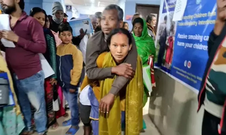 Bengal: ಗಾಲಿಕುರ್ಚಿ ಅಲಭ್ಯತೆ: ಬೆನ್ನ  ಮೇಲೆ ಪತಿಯ ಹೊತ್ತ ಮಹಿಳೆ!