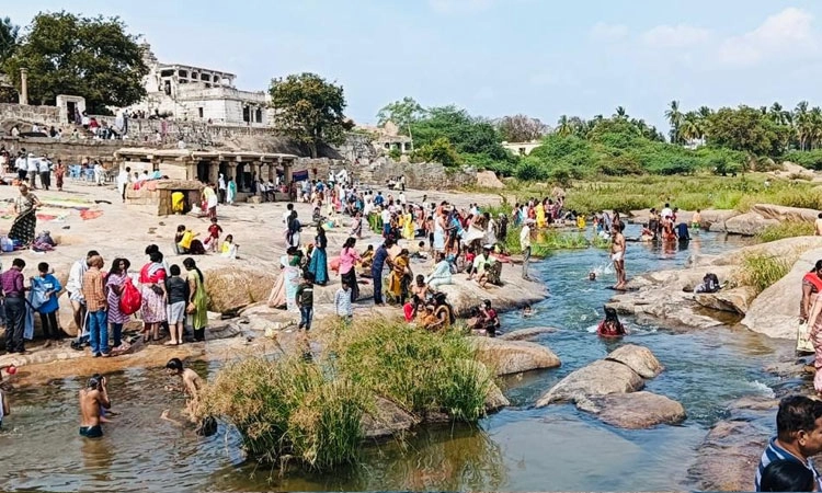Gangavathi: ಸಂಕ್ರಾಂತಿ: ತುಂಗಭದ್ರಾ ನದಿಯಲ್ಲಿ ಸಾವಿರಾರು ಜನರಿಂದ ಪುಣ್ಯ ಸ್ನಾನ