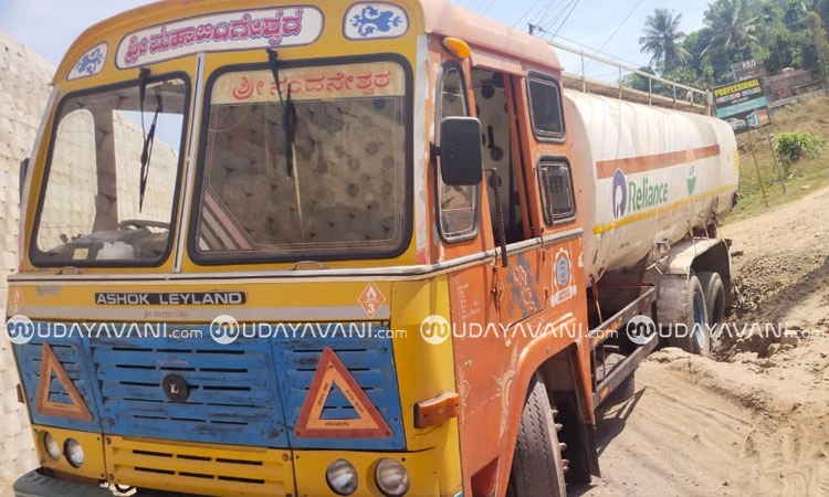 Bantwala: ಡೀಸೆಲ್‌ ಲೋಡ್ ಟ್ಯಾಂಕರ್ ಪಲ್ಟಿಯಾಗಿ ಡೀಸೆಲ್‌ ಸೋರಿಕೆ; ರಸ್ತೆ ಸಂಚಾರಕ್ಕೆ ಅಡಚಣೆ