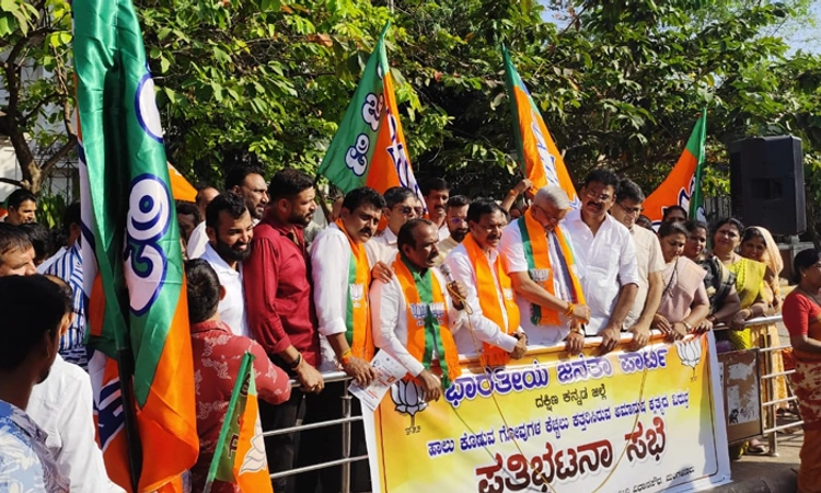 Mangaluru: ಗೋವುಗಳ ಕೆಚ್ಚಲು ಕಡಿದ ಘಟನೆ ಖಂಡಿಸಿ ಪ್ರತಿಭಟನೆ