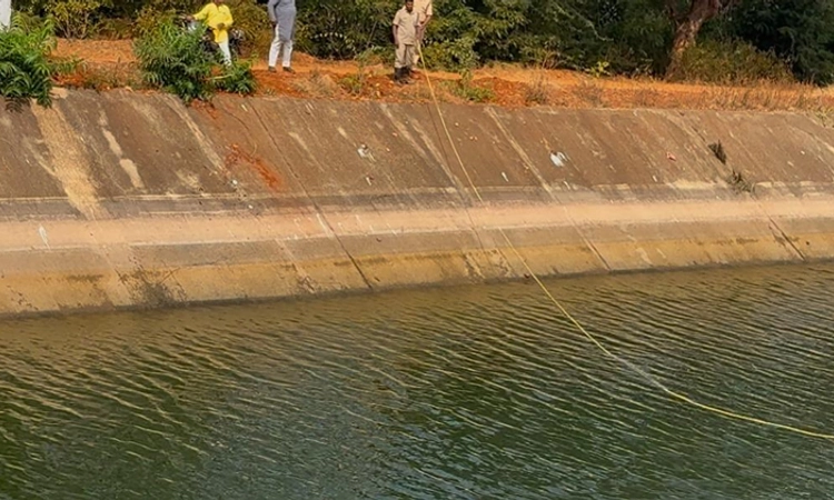 Vijayapura: ನಾಲ್ಕು ಮಕ್ಕಳೊಂದಿಗೆ ಕಾಲುವೆಗೆ ಹಾರಿದ ತಾಯಿ; ಮಹಿಳೆ ಬಚಾವ್, 2 ಮಕ್ಕಳು ಸಾವು