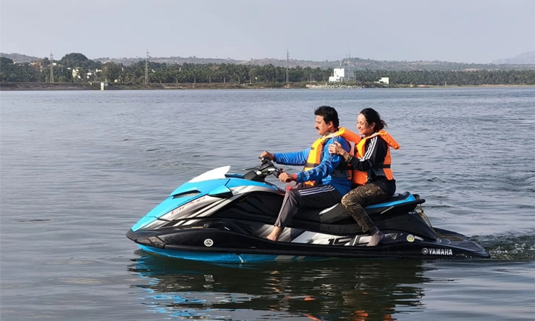 ಕಣ್ವ ಜಲಾಶಯದಲ್ಲಿ ಪತ್ನಿಯೊಂದಿಗೆ ವಾಟರ್ ಬೋಟಿಂಗ್ ನಡೆಸಿದ ಯೋಗೇಶ್ವರ್