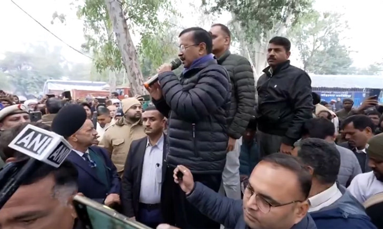 BJP ಗೆದ್ದರೆ ದೆಹಲಿಯ ಕೊಳೆಗೇರಿಗಳು ನೆಲಸಮ: ಅಮಿತ್ ಶಾ ವಿರುದ್ಧ ಕೇಜ್ರಿವಾಲ್ ವಾಗ್ದಾಳಿ