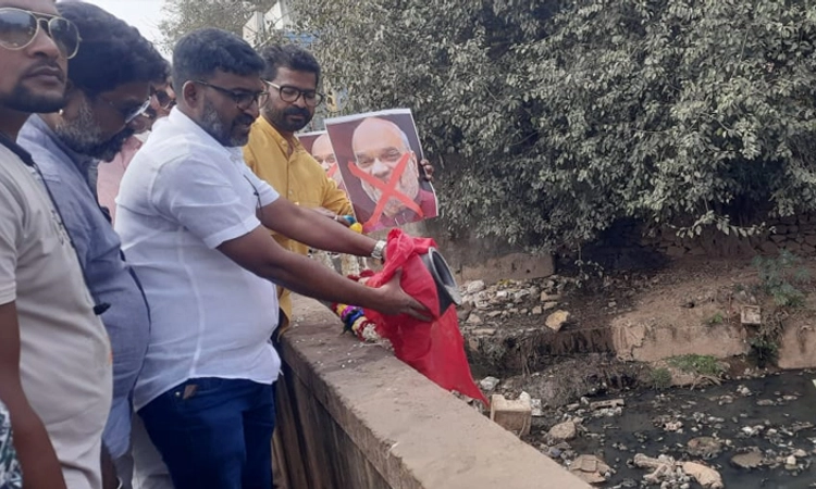 Hubli: ಅಮಿತ್‌ ಶಾ ಅಣಕು ಶವ ಸಂಸ್ಕಾರದ ಅಸ್ಥಿ ವಿಸರ್ಜಿಸಿ ಪ್ರತಿಭಟನೆ