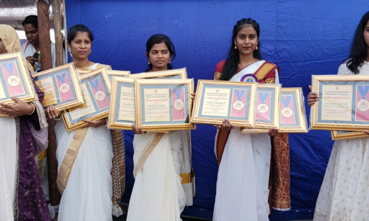 Vijayapura: ಕುರಿಗಾಯಿ, ಕೂಲಿಕಾರ, ರೈತರ ಮಕ್ಕಳಿಗೆ ‘ಬಂಗಾರ’ದ ಕಳೆ…