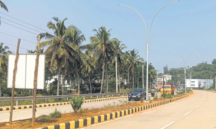 Bajpe: ಇನ್ಮುಂದೆ ದೀಪಗಳಿಂದ ಬೆಳಗ‌ಲಿದೆ ವಿಮಾನ ನಿಲ್ದಾಣ ರಸ್ತೆ