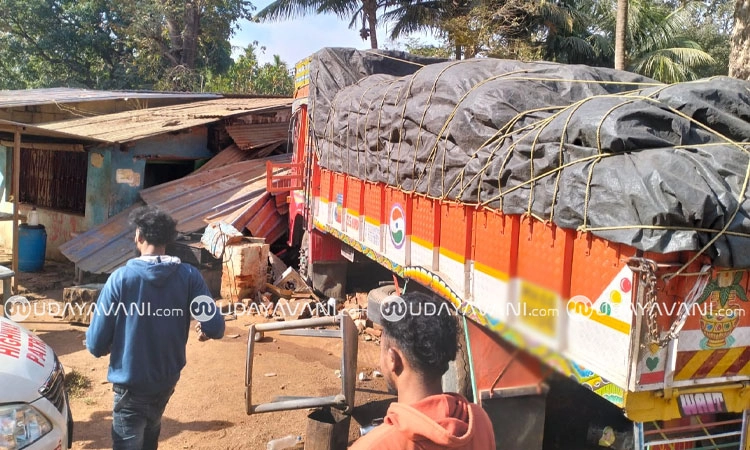 Yellapura: ಗೂಡಂಗಡಿಗೆ ನುಗ್ಗಿದ ಇಳಿಜಾರಿನಲ್ಲಿ ನಿಲ್ಲಿಸಿದ್ದ ಲಾರಿ