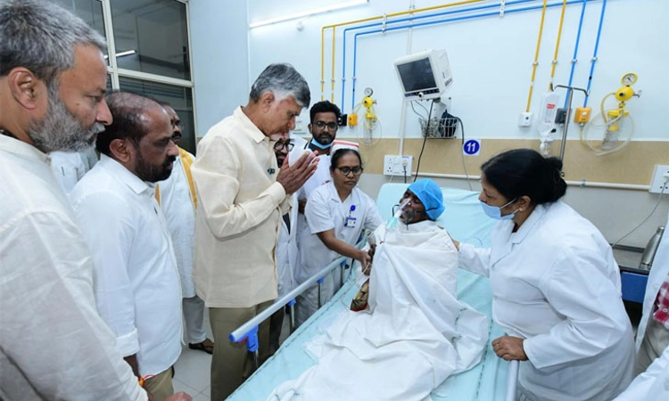 Tirupati; ಗಾಯಾಳುಗಳನ್ನು ಭೇಟಿಯಾದ ಸಿಎಂ ನಾಯ್ಡು: ಟಿಟಿಡಿ ಅಧಿಕಾರಿಗಳಿಗೆ ಛೀಮಾರಿ!