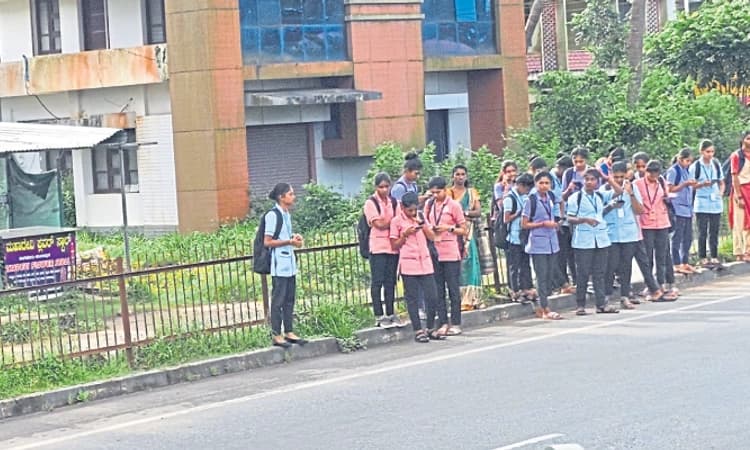 Kundapura: ರಾಷ್ಟ್ರೀಯ ಹೆದ್ದಾರಿಯಲ್ಲಿ ಬಸ್‌ ಬೇ ಬೇಕು