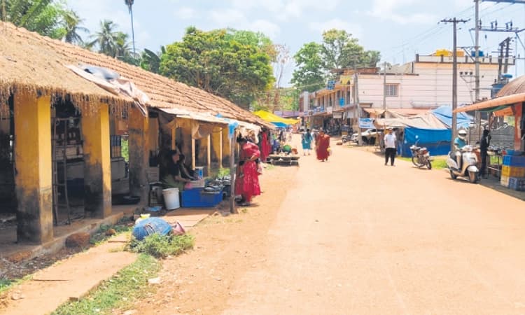 Wandse: ಶಿಥಿಲಗೊಂಡ ಸೂರಿನಡಿ ವಂಡ್ಸೆ ವಾರದ ಸಂತೆ!