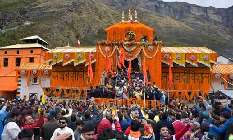 Badrinath Temple: 6 ತಿಂಗಳ ವಿರಾಮದ ಬಳಿಕ ಬದರೀನಾಥ ದರ್ಶನ ಪ್ರಾರಂಭ