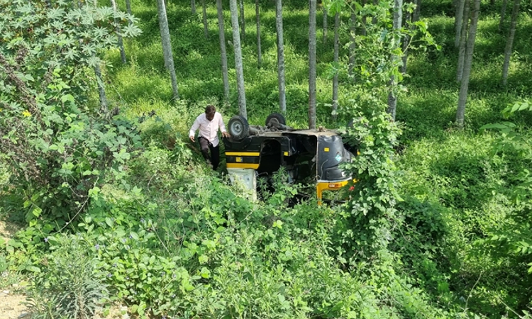 Shimoga: ಅಪಘಾತ ತಾಣವಾದ ನಿದಿಗೆ ಕೆರೆ ಏರಿ: ಮದುವೆಗೆ ಹೋಗುತ್ತಿದ್ದವರ ಆಟೋ ಪಲ್ಟಿ