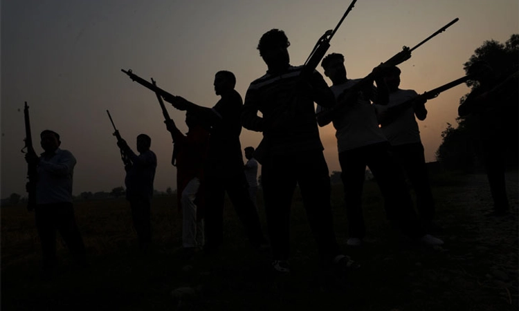 Jharkhand:ಶಂಕಿತ ನಕ್ಸಲರಿಂದ ವಾಹನಗಳು, ಯಂತ್ರಗಳಿಗೆ ಬೆಂಕಿ