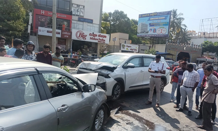 Dharwad; ಚಿಗರಿ ಮಾರ್ಗದಲ್ಲಿ ಕಾರುಗಳ ಅಪಘಾ*ತ : ಓರ್ವ ಸಾ*ವು, ಮೂವರಿಗೆ ಗಾಯ