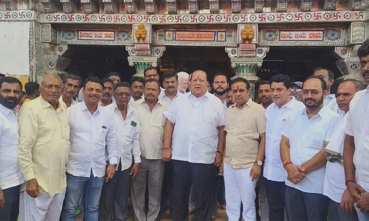 Chikodi: ತೋರಣಹಳ್ಳಿ ಶ್ರೀ ಹನುಮಾನ ದೇವಸ್ಥಾನಕ್ಕೆ ಮಹಾ ಸಚಿವ ಹಸನ ಮುಶ್ರೀಫ್ ಭೇಟಿ