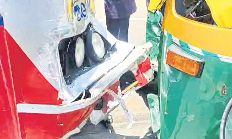 Nelamangala: ಆಟೋಗೆ ಬಸ್‌ ಡಿಕ್ಕಿ ; ಮೂವರು ಸಾ*ವು