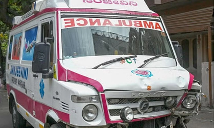 Bengaluru: ಫ‌ುಟ್‌ಪಾತ್‌ಗೆ ನುಗ್ಗಿದ ಆ್ಯಂಬುಲೆನ್ಸ್‌ : ಓರ್ವ ದುರ್ಮರಣ