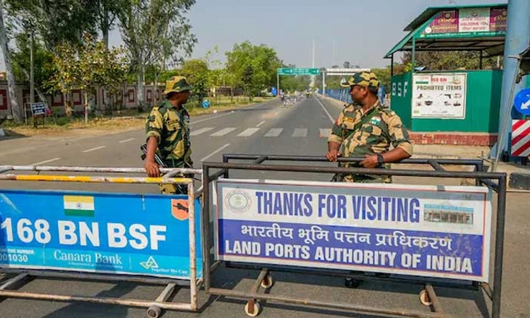 Bans: ಪಹಲ್ಗಾಮ್‌ ದಾಳಿ ಬೆನ್ನಲ್ಲೇ ಪಾಕಿಸ್ತಾನಿ ವಸ್ತುಗಳ ಆಮದು ನಿಷೇಧಿಸಿದ ಭಾರತ
