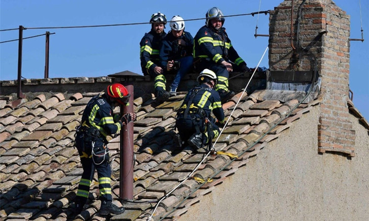 ಪೋಪ್‌ ಆಯ್ಕೆಗೆ ಸಿದ್ಧತೆ ಶುರು: ಸಿಸ್ಟಿನ್‌ ಚಾಪೆಲ್‌ ಮೇಲೆ ಚಿಮಣಿ ಅಳವಡಿಕೆ