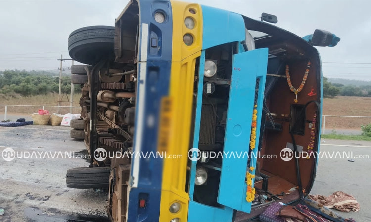Haveri: ಚಾಲಕ ನಿಯಂತ್ರಣ ತಪ್ಪಿ ಖಾಸಗಿ ಬಸ್ ಪಲ್ಟಿ; 7ಕ್ಕೂ ಅಧಿಕ ಜನರಿಗೆ ಸಣ್ಣಪುಟ್ಟ ಗಾಯ