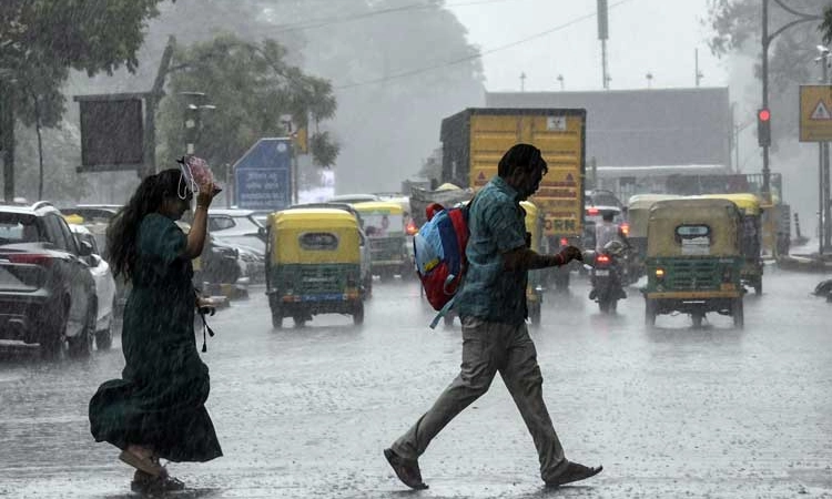 ದೆಹಲಿಯಲ್ಲಿ ಗಾಳಿ ಸಹಿತ ಭಾರೀ ಮಳೆ… ವಿಮಾನ ಹಾರಾಟದಲ್ಲಿ ವ್ಯತ್ಯಯ, 4 ಮಂದಿ ಸಾವು