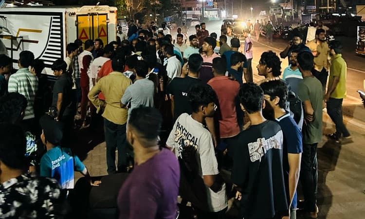 Mangaluru: ಆಸ್ಪತ್ರೆ ಬಳಿ ಭಾರೀ ಸಂಖ್ಯೆಯಲ್ಲಿ ಜನ ಜಮಾವಣೆ: ಹಿಂದೂ ಕಾರ್ಯಕರ್ತರ ಆಕ್ರೋಶ