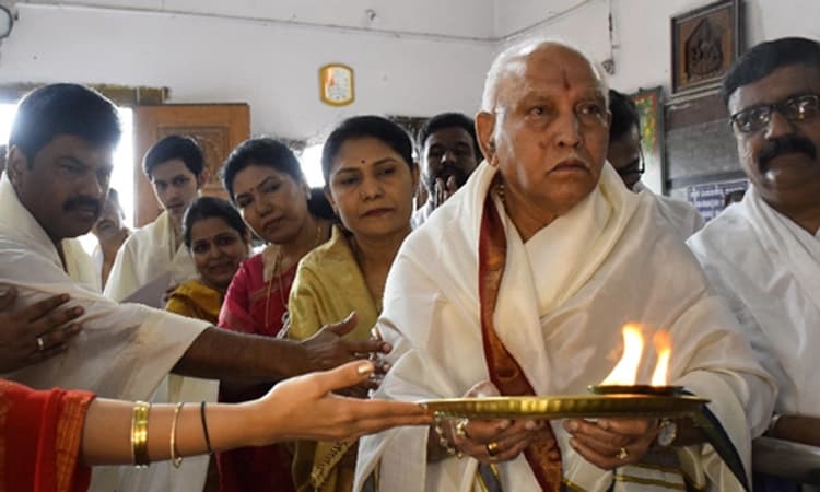 Mantralayam: ಕುಟುಂಬ ಸಮೇತ ರಾಯರ ದರ್ಶನ ಪಡೆದ ಮಾಜಿ ಸಿಎಂ ಬಿಎಸ್ ಯಡಿಯೂರಪ್ಪ