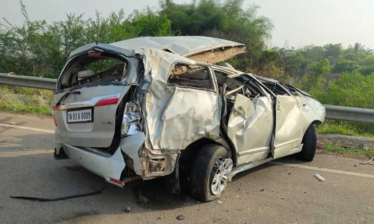 Tragedy: ಚಿತ್ರದುರ್ಗದಲ್ಲಿ ಭೀಕರ ಅಪಘಾತ… ತಮಿಳುನಾಡು ಮೂಲದ ಮೂವರು ಸ್ಥಳದಲ್ಲೇ ಮೃ*ತ್ಯು