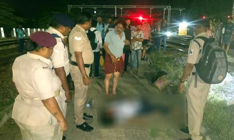 ಮೊಬೈಲ್ ನಲ್ಲಿ ಮಾತನಾಡುತ್ತಿದ್ದ ವೇಳೆ ರೈಲು ಢಿಕ್ಕಿ… ಯುವತಿ ಸ್ಥಳದಲ್ಲೇ ಮೃತ್ಯು