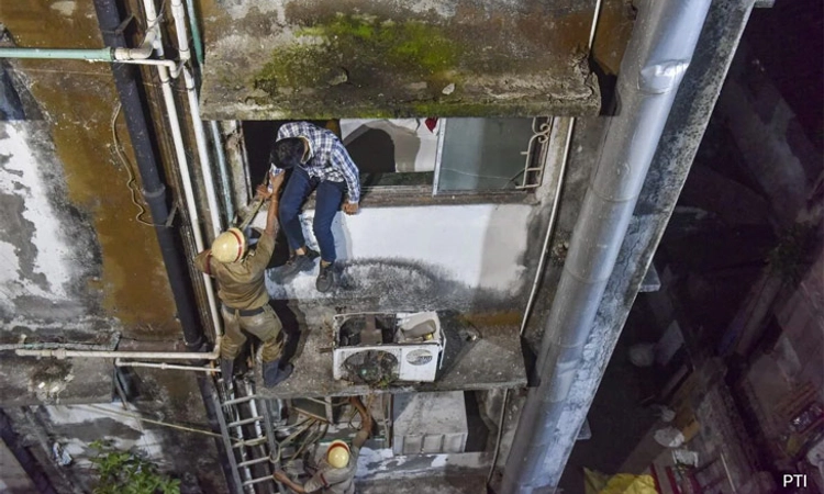 Kolkata: ಹೋಟೆಲ್‌ ನಲ್ಲಿ ಅ*ಗ್ನಿ ಅನಾಹುತ-14 ಮಂದಿ ಜೀವಂತ ದಹನ: ಹಲವರ ರಕ್ಷಣೆ