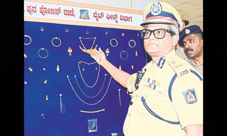 Arrested: ಪುರುಷರ ವೇಷದಲ್ಲಿ ಕಳ್ಳತನ; ಕಳ್ಳಿಯರ ಸೆರೆ