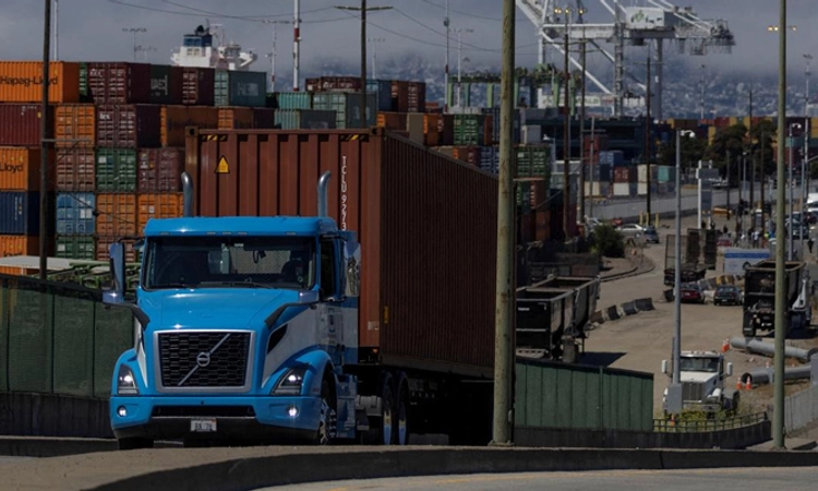 US: ಅಮೆರಿಕದ ಟ್ರಕ್‌ ಚಾಲಕರಿಗೆ ಇಂಗ್ಲಿಷ್‌ ಕಡ್ಡಾಯ: ಟ್ರಂಪ್‌ ಆದೇಶಕ್ಕೆ ಸಿಕ್ಖರ ಆತಂಕ!