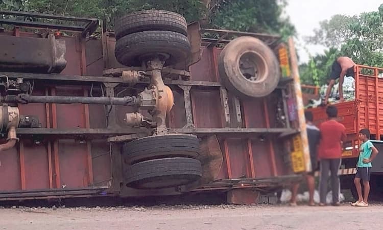 Uppinangady: ಚಾಲಕನ ನಿಯಂತ್ರಣ ತಪ್ಪಿ ಮಗುಚಿ ಬಿದ್ದ ಲಾರಿ; ಗಾಯ