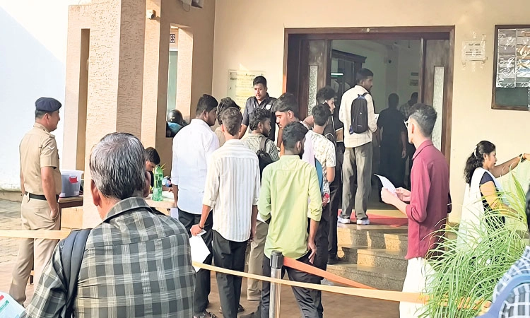 ರೈಲ್ವೆ ಇಲಾಖೆ ಪರೀಕ್ಷೆ ಧಾರ್ಮಿಕ ಸಂಕೇತಗಳಿಗೆ ವಿನಾಯಿತಿ: ಮೊದಲ ದಿನ ಸುಸೂತ್ರ