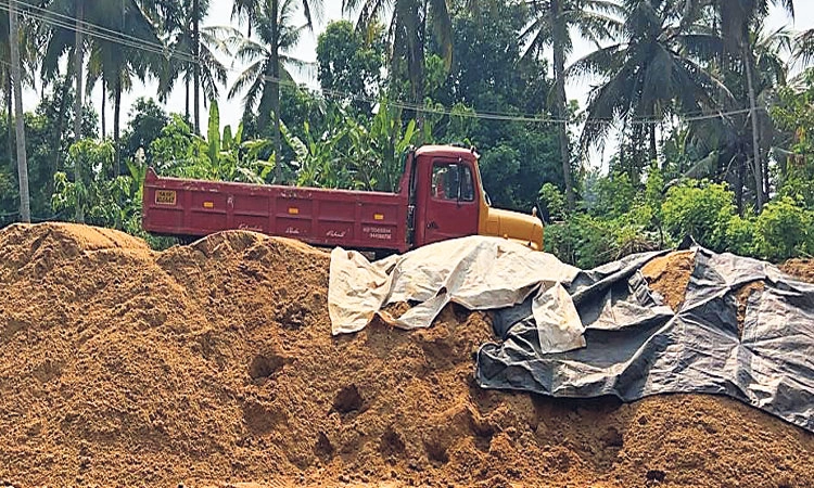 ಮರವೂರು: ಅಕ್ರಮ ಮರಳುಗಾರಿಕೆ, 150 ಮೆಟ್ರಿಕ್‌ ಟನ್‌ ಮರಳು, ಯಂತ್ರೋಪಕರಣ ವಶ