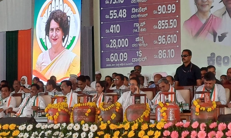 Belagavi: ಸಿಲಿಂಡರ್ ಗೆ ಮಾಲಾರ್ಪಣೆ ಮಾಡಿ ಬಿಜೆಪಿ ವಿರುದ್ಧ ಕಾಂಗ್ರೆಸ್ ಆಕ್ರೋಶ