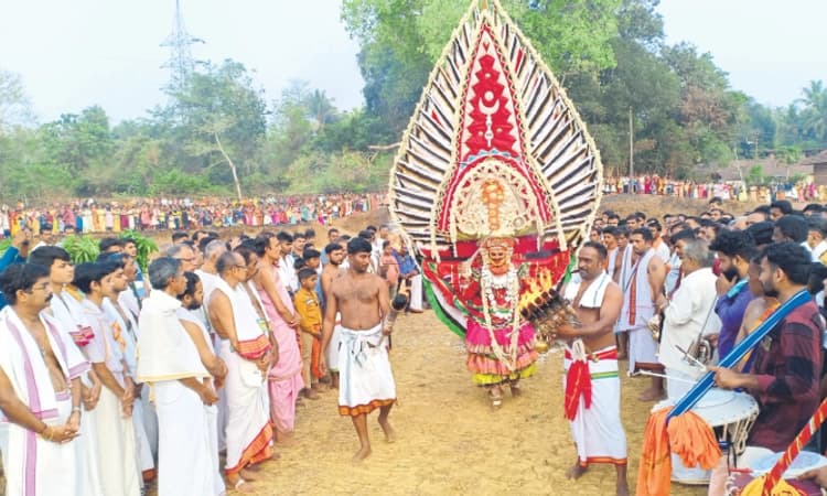 Puttur: ಬಲ್ನಾಡಿನ ದಂಡನಾಯಕನ ಮಚ್ಚರದ ತಂಗಡಿಯ ನೇಮವನ್ನು ಮಹಿಳೆಯರು ನೋಡಬಾರದಂತೆ!