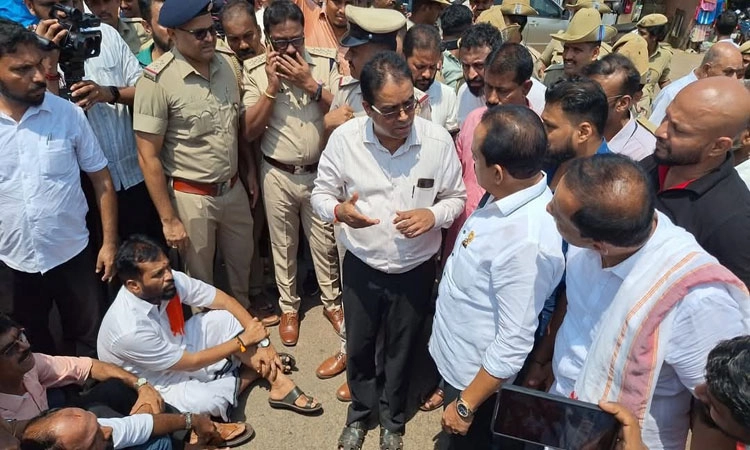 Puttur: ಪ್ರತಿಭಟನೆ, ರಸ್ತೆ ತಡೆ, ಆರೋಪಿಗಳ ಬಂಧನಕ್ಕೆ ಗಡುವು: ವೈದ್ಯಕೀಯ ಸೇವೆ ಸ್ಥಗಿತ